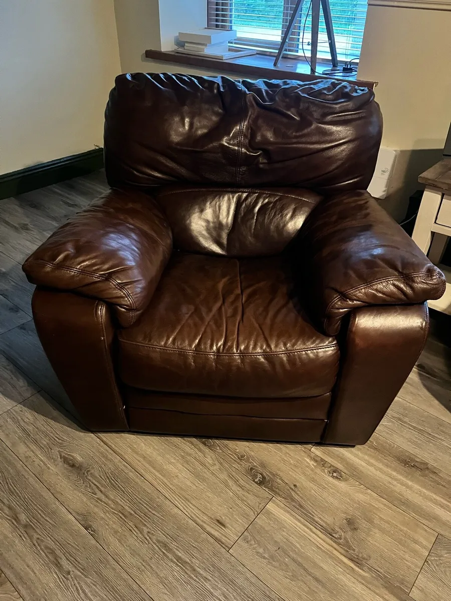 Leather couch and 2 matching arm chairs - Image 2