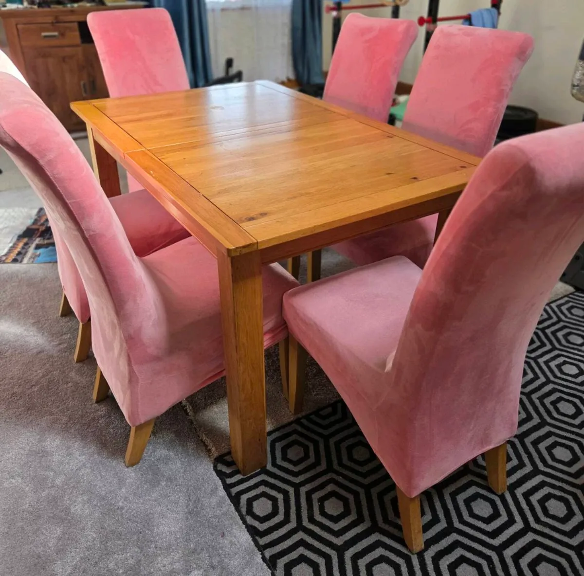 Table with 6 chairs - Image 1