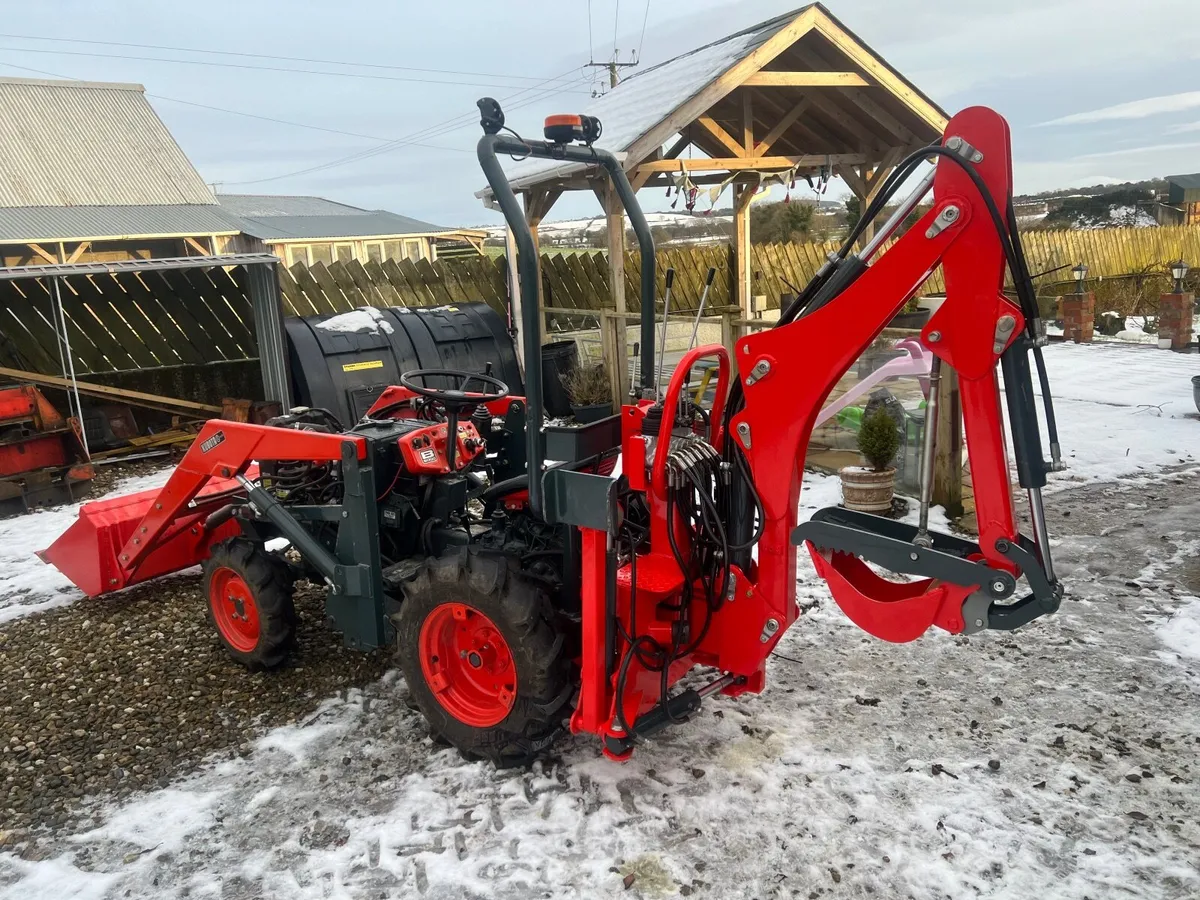 Kubota B6000 4WD Tractor with Loader and Backhoe - Image 3