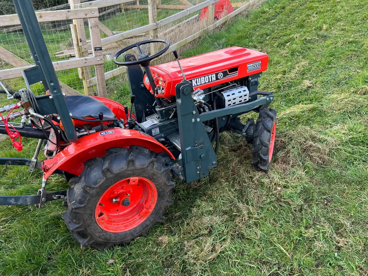 Kubota B6000 4WD Tractor with Loader and Backhoe - Image 4