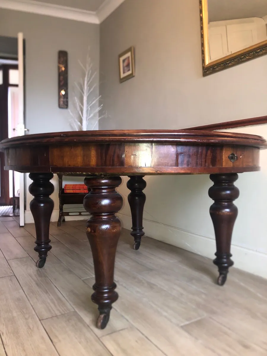 Solid mahogany table on castors - Image 2