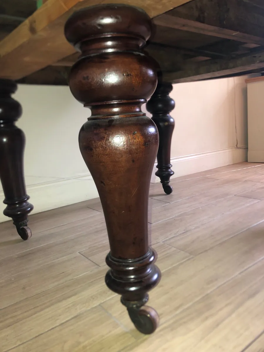 Solid mahogany table on castors - Image 4