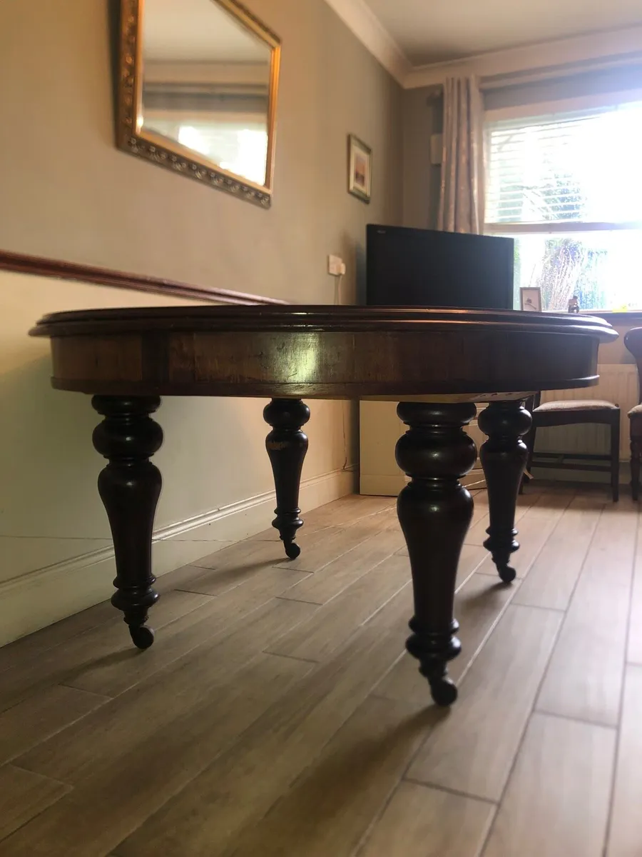 Solid mahogany table on castors - Image 1