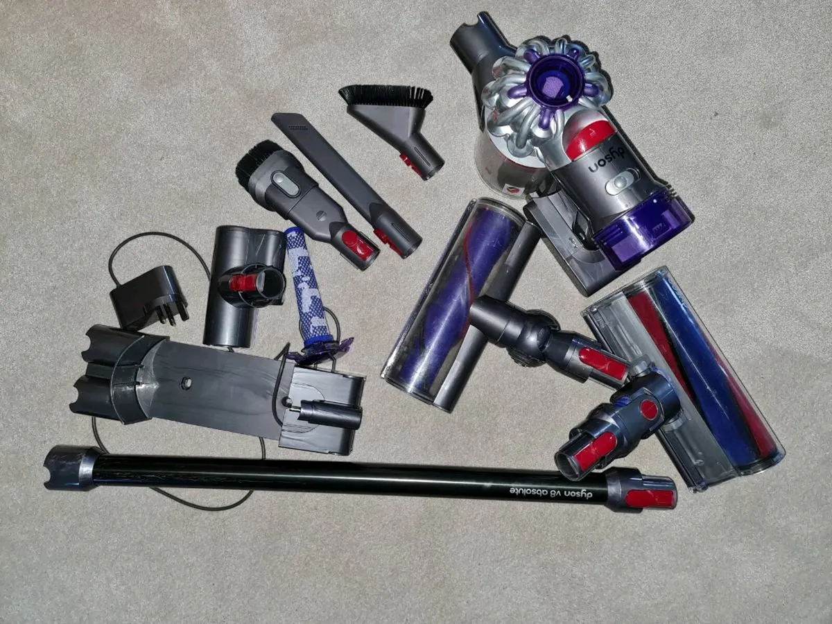 CORDLESS DYSON V8 VACUUM CLEANER
HOOVER