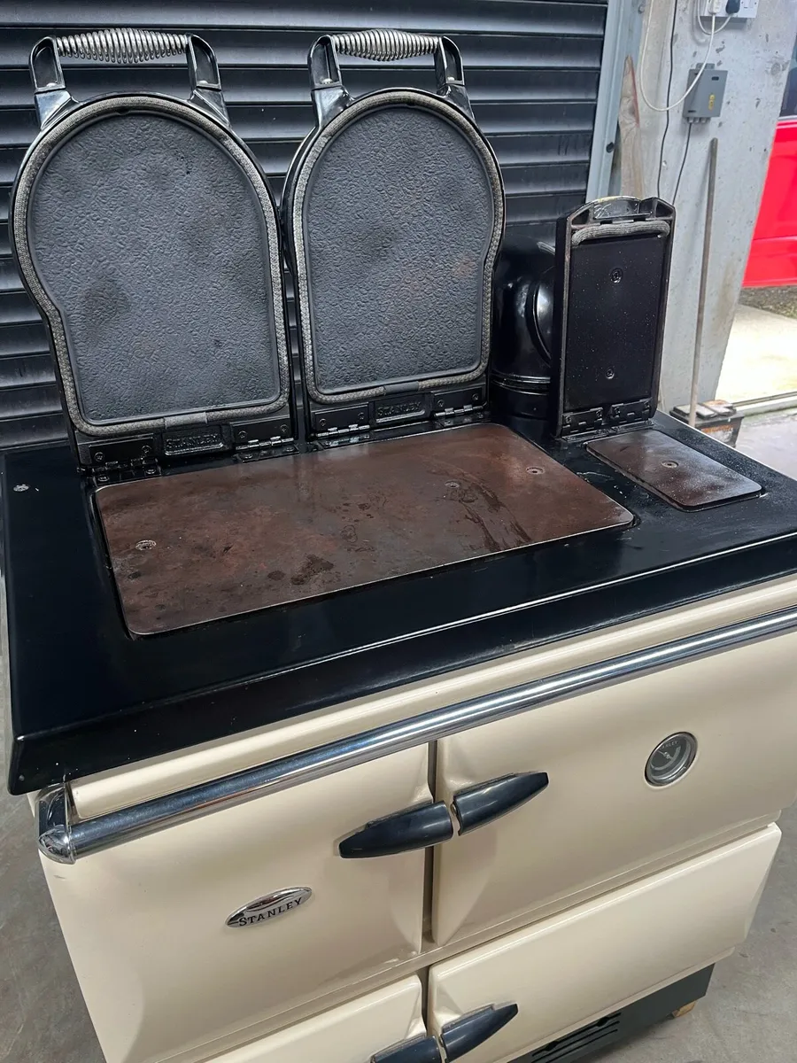 Stanley oil range stove - Image 2