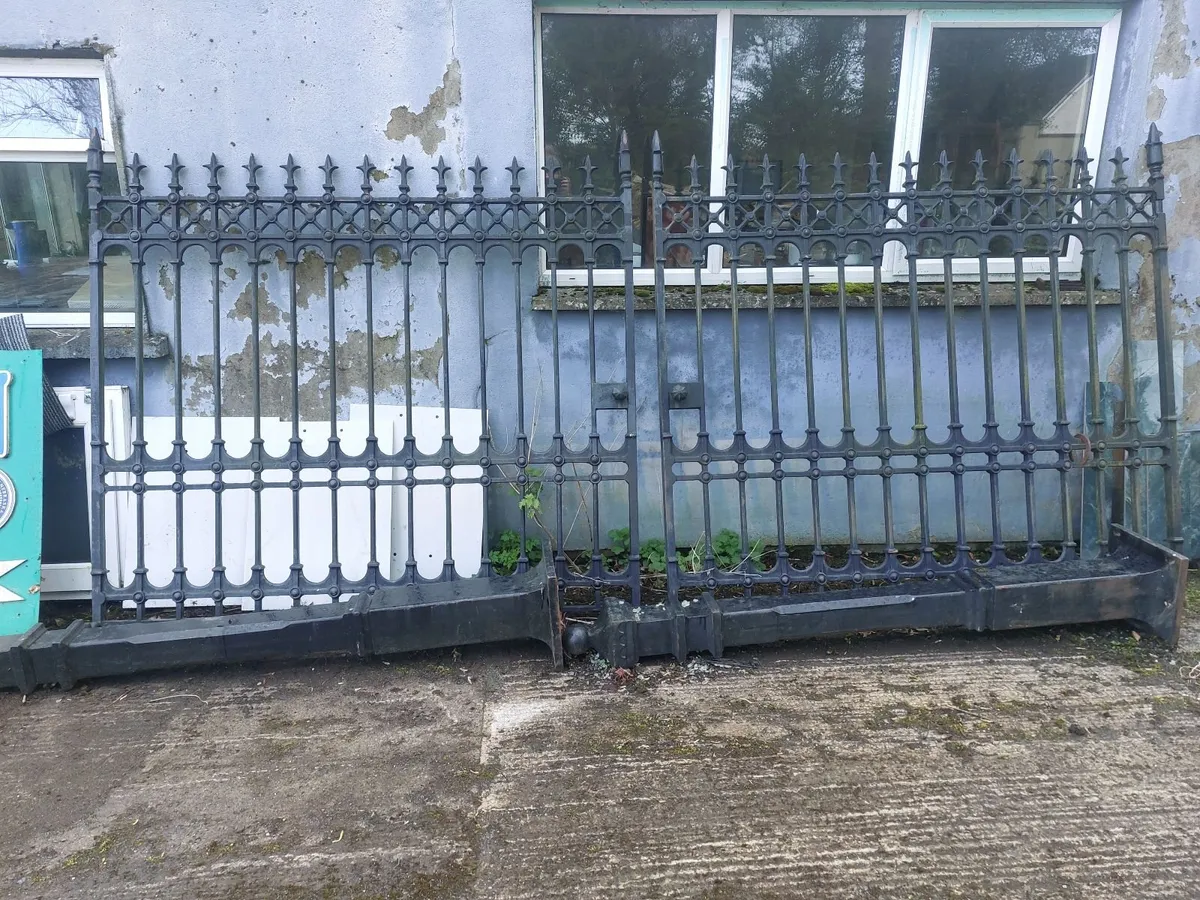 Cast iron gates - Image 1