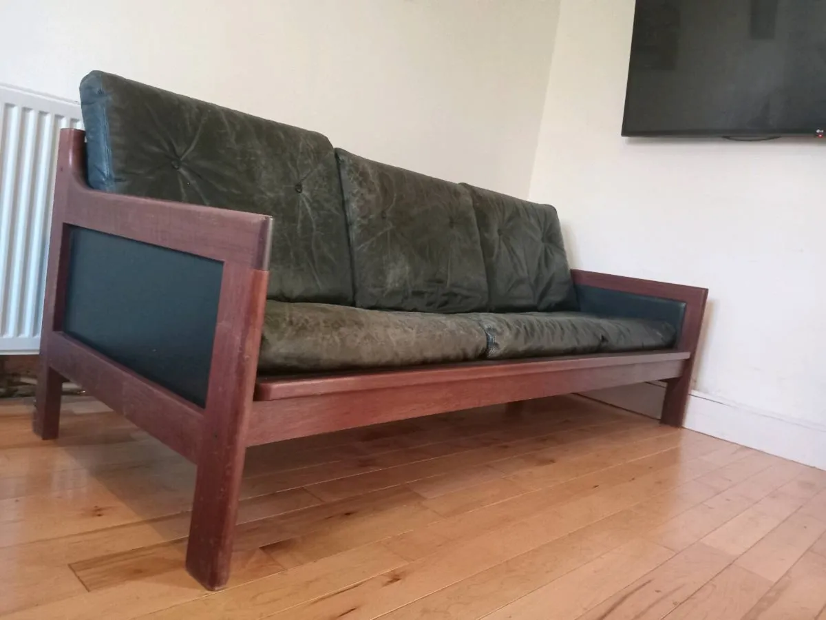 mid century teak and black leather sofa - Image 1