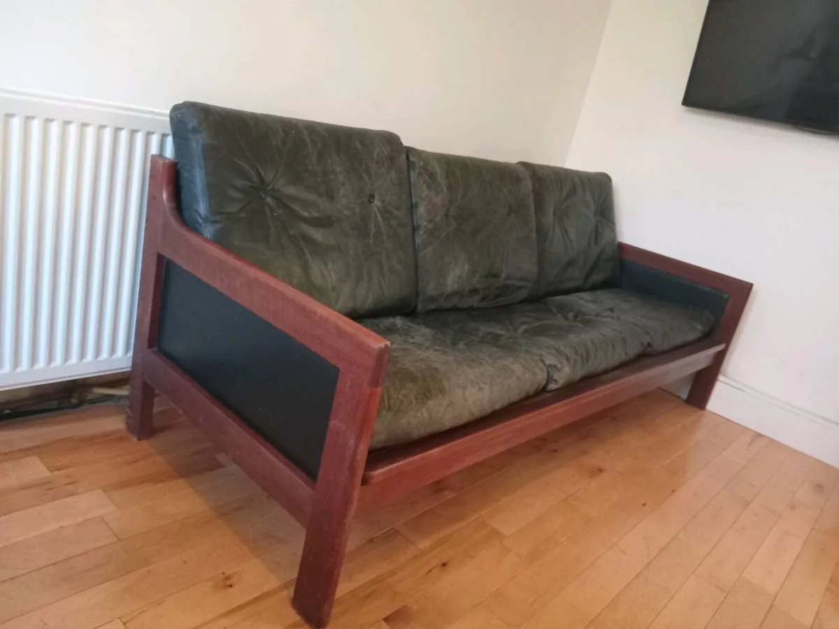 mid century teak and black leather sofa - Image 4