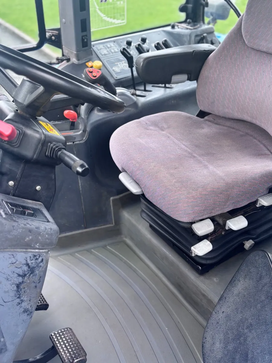 New Holland TM125  2002 - Image 2