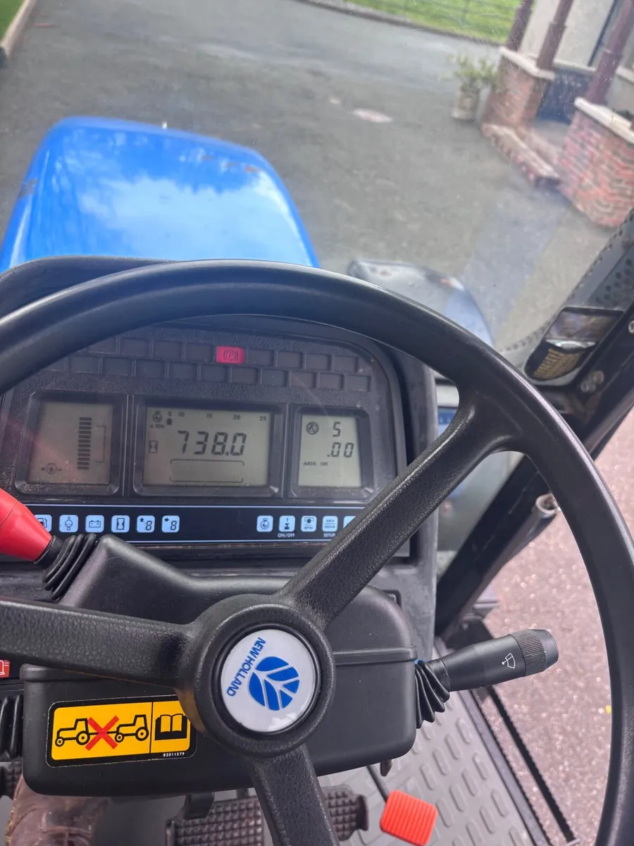 New Holland TM125  2002 - Image 3