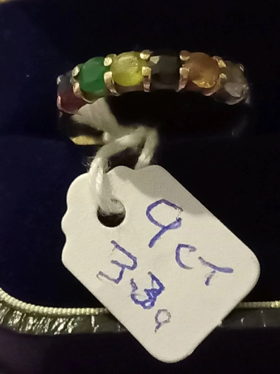 Pretty 5 stone 9 ct gold ring