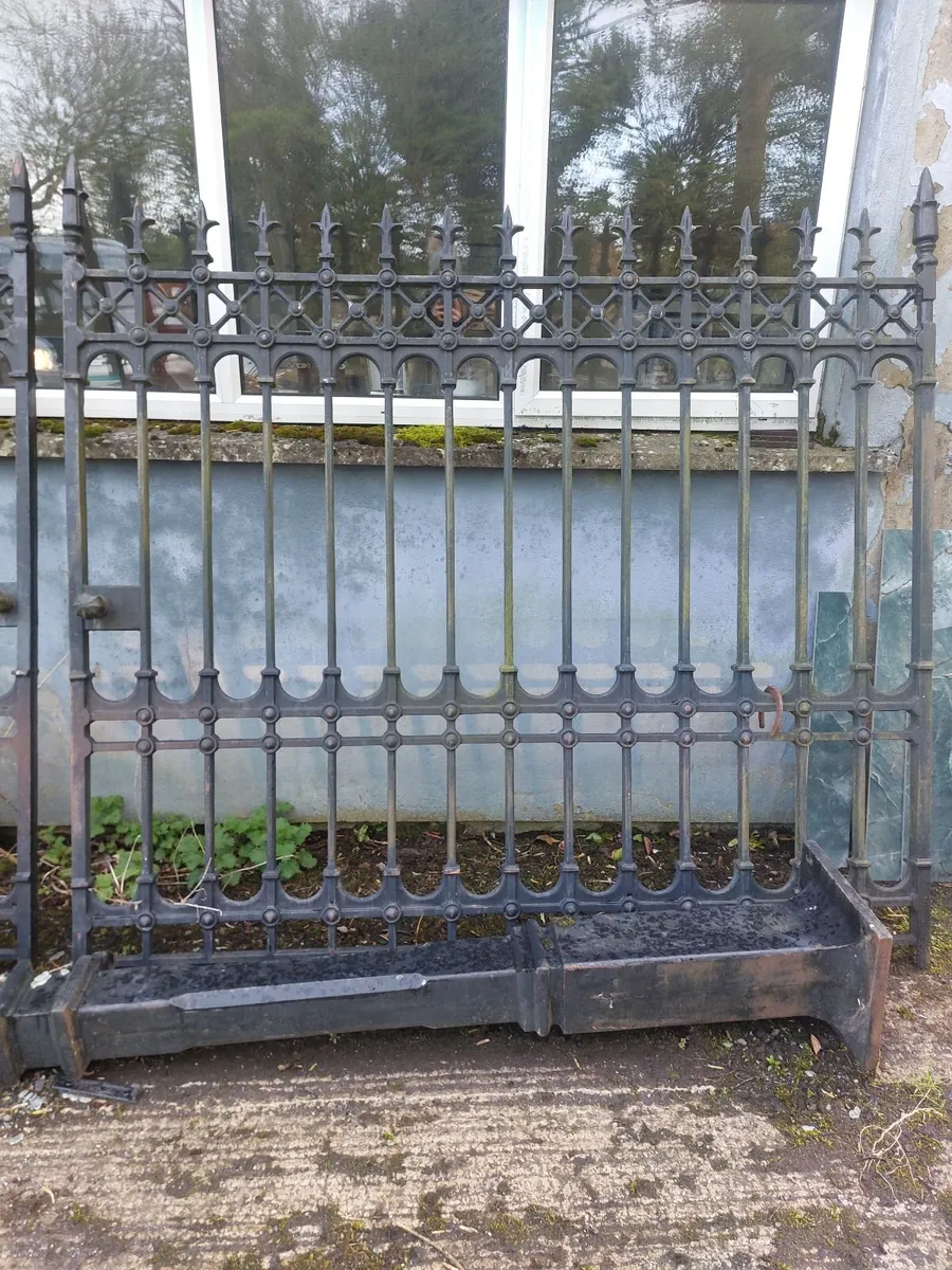 Cast iron gates - Image 2