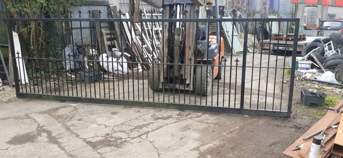 Sliding gate with motor cheap to clear - Image 2