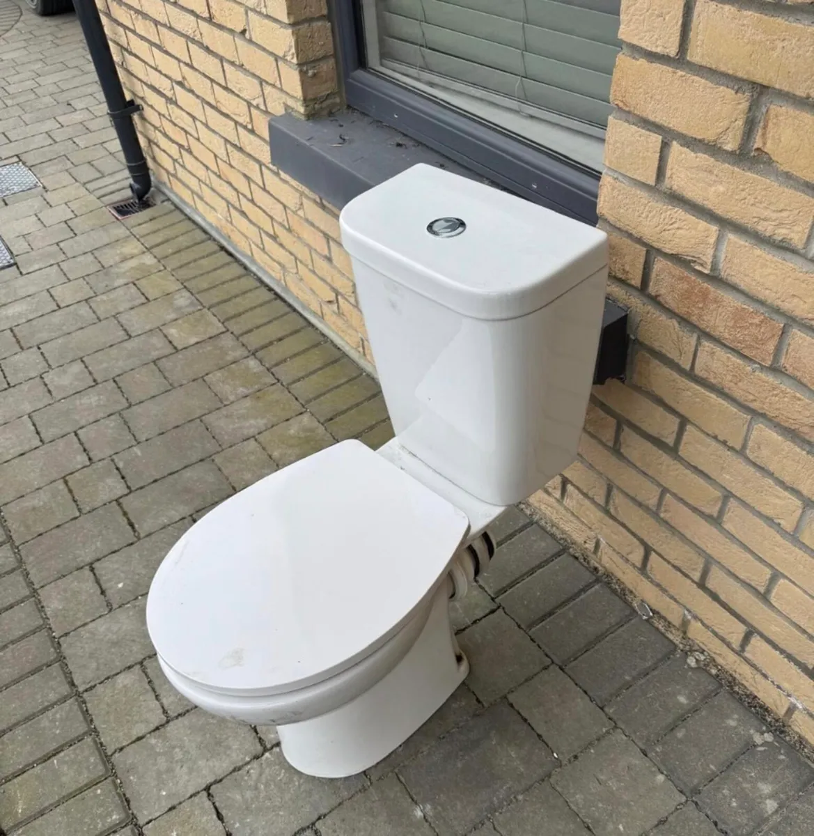 Toilet and Cistern - excellent condition - Image 1
