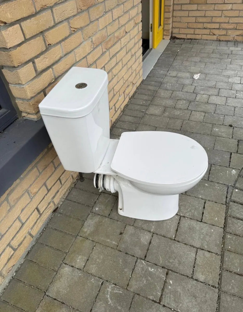 Toilet and Cistern - excellent condition - Image 2