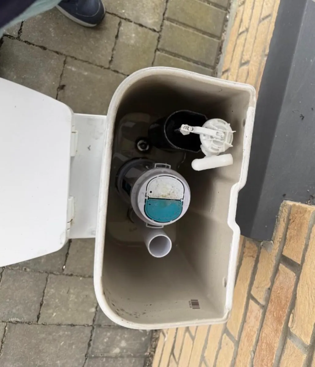 Toilet and Cistern - excellent condition - Image 3