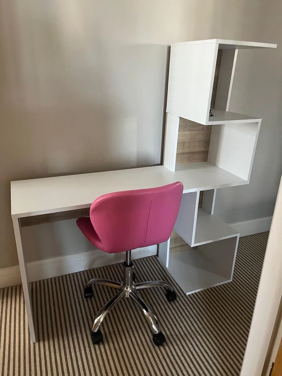 Desk with storage shelves - Image 2