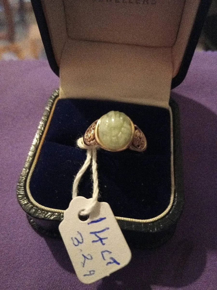 14ct gold jade scarab like stone ring