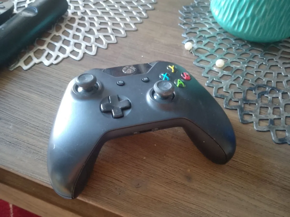XBOX ONE CONTROLLER - Image 1