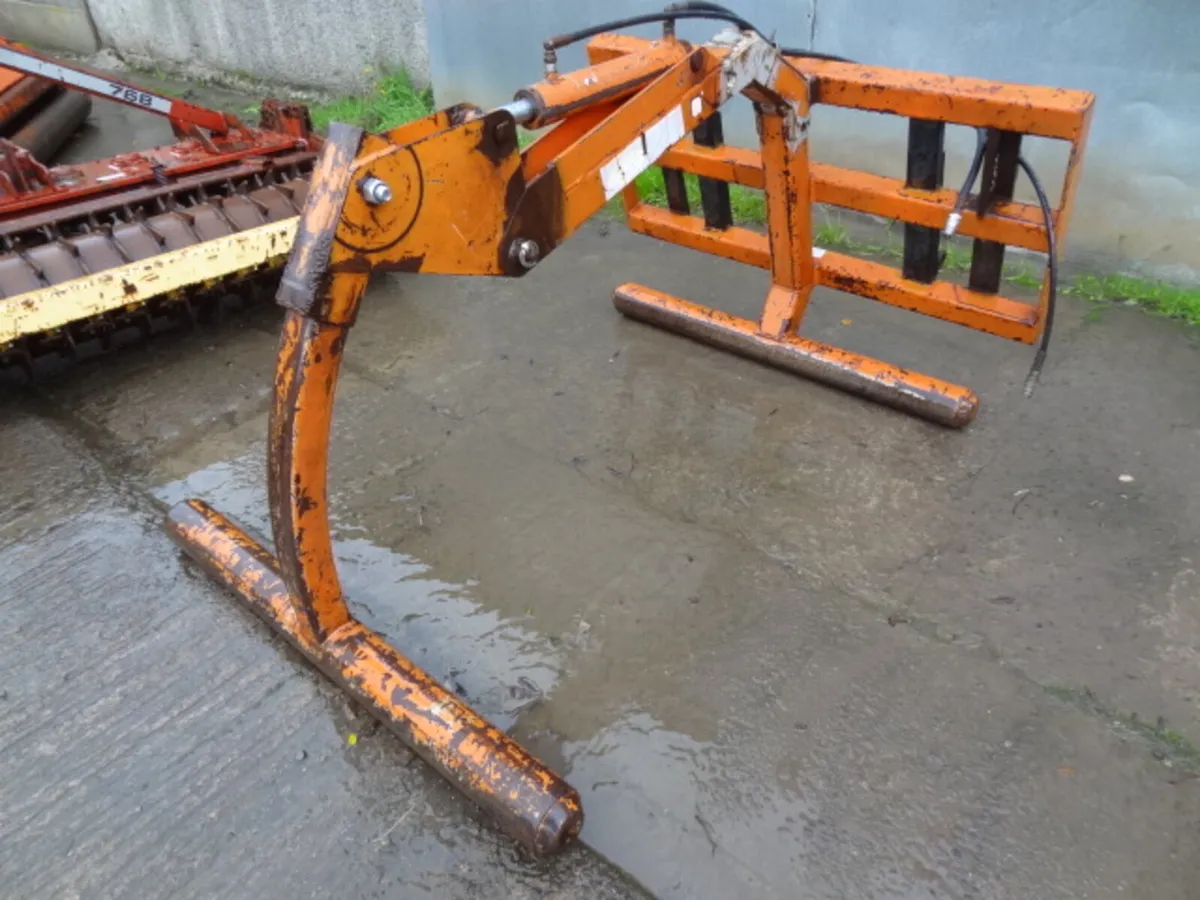 Elephant Bale Grab - Image 1