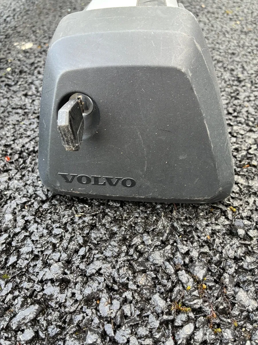 Volvo OEM roof cross bars. - Image 2