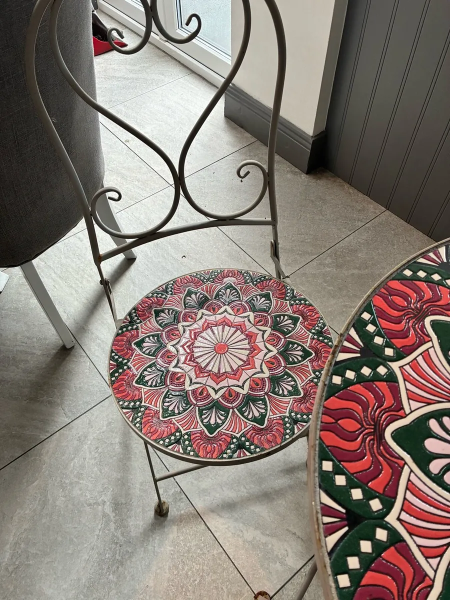 Garden table and chairs - Image 1