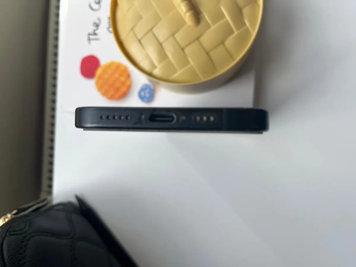 I phone 16 - Image 4