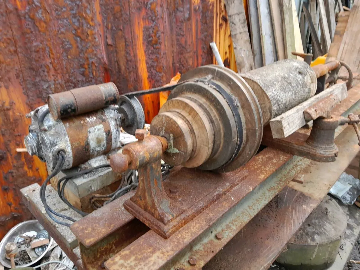 Wood turning lathe - Image 1