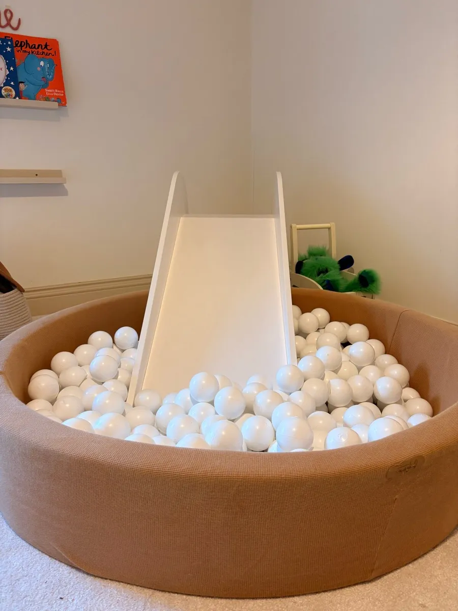 Jupiduu indoor slide and ball but - Image 1