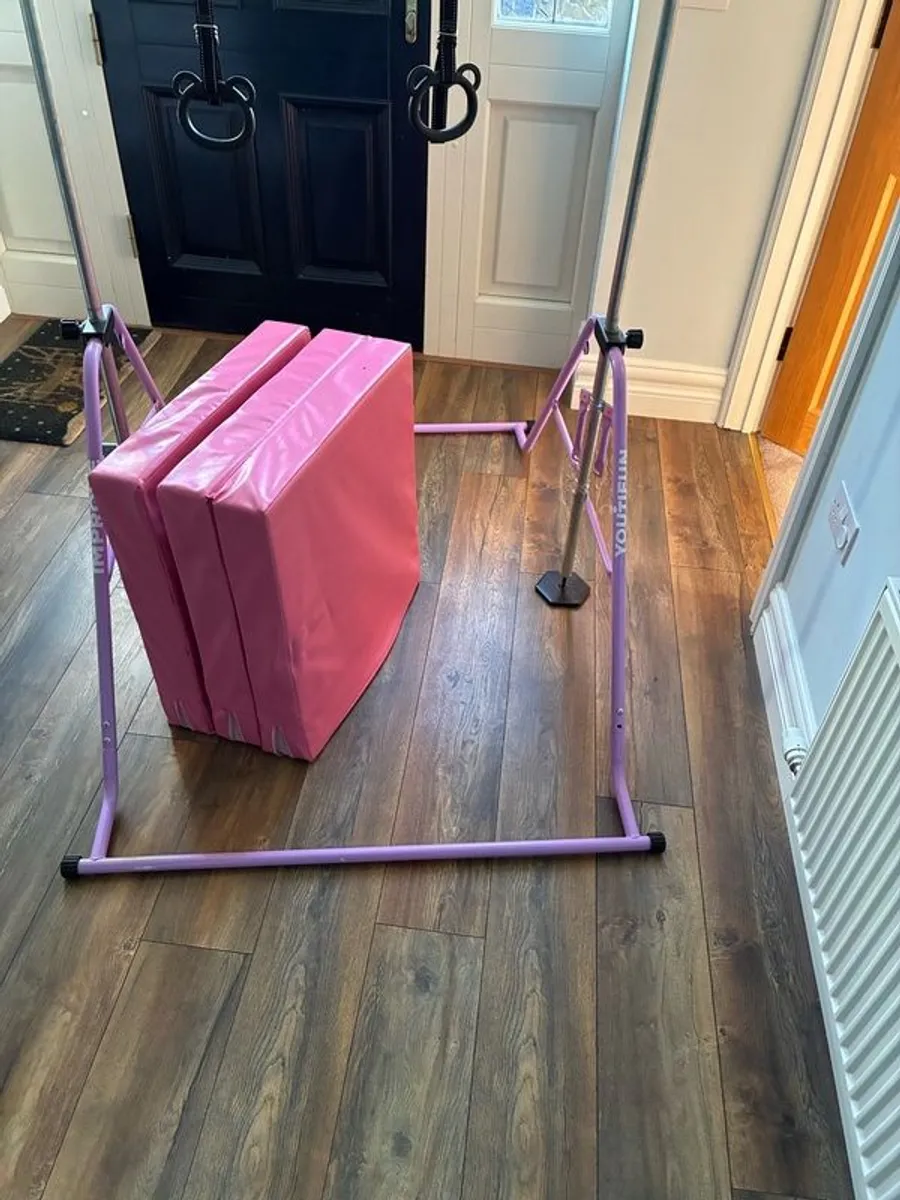 Junior gymnastics bar and mat - Image 1