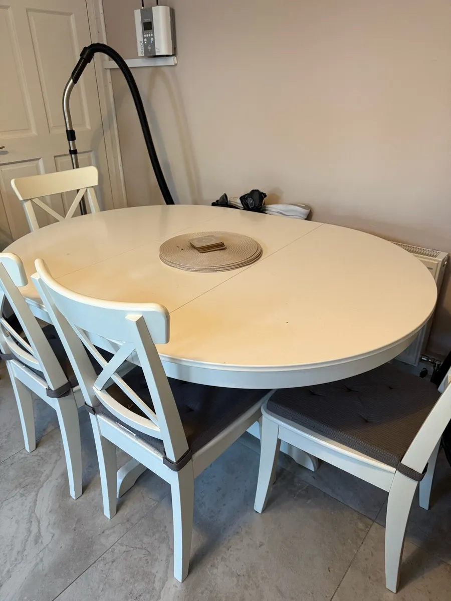 Table & chairs - Image 1