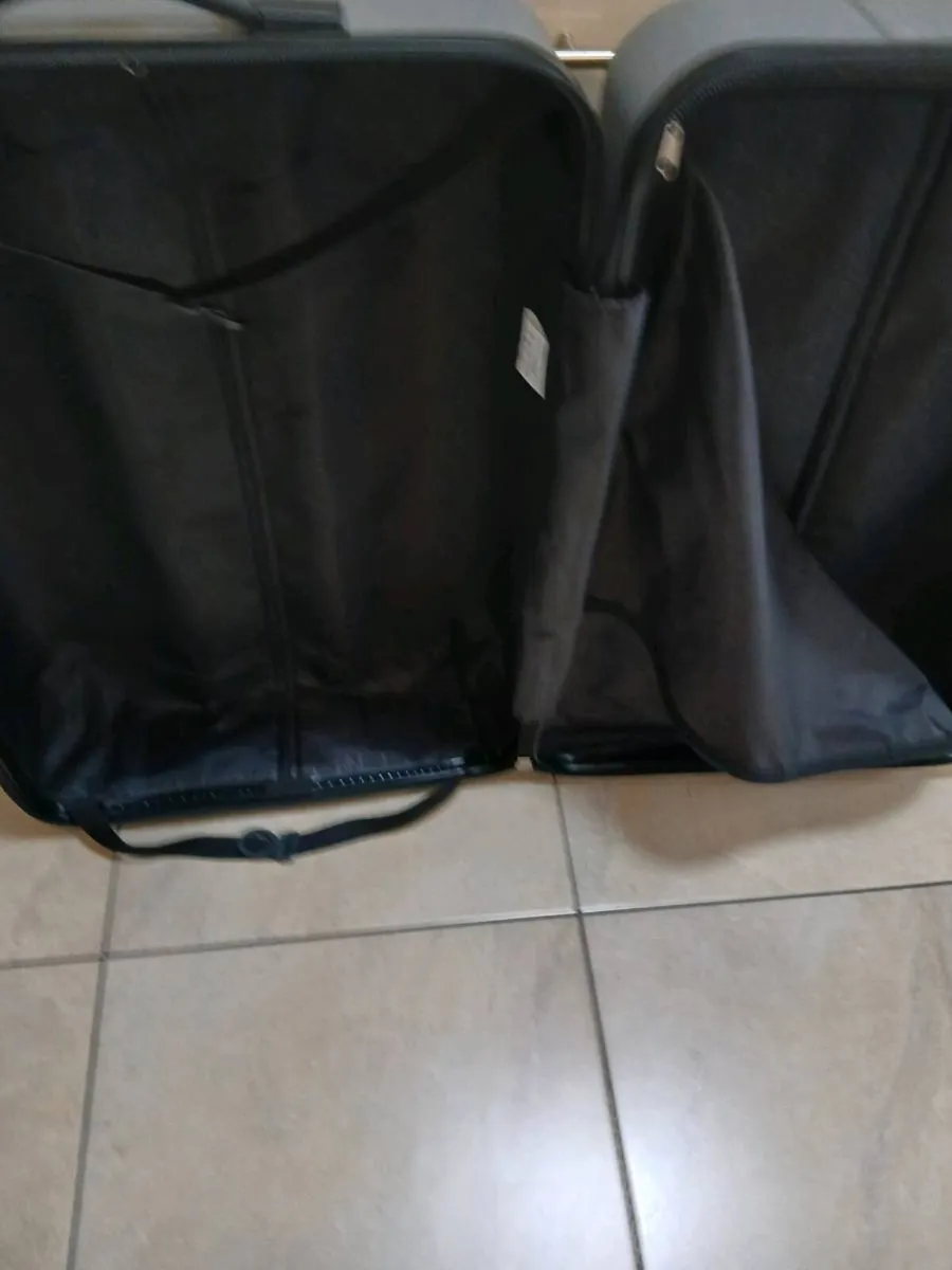 LARGE HARD TYPE SUITCASE 2 WHEELS - Image 2