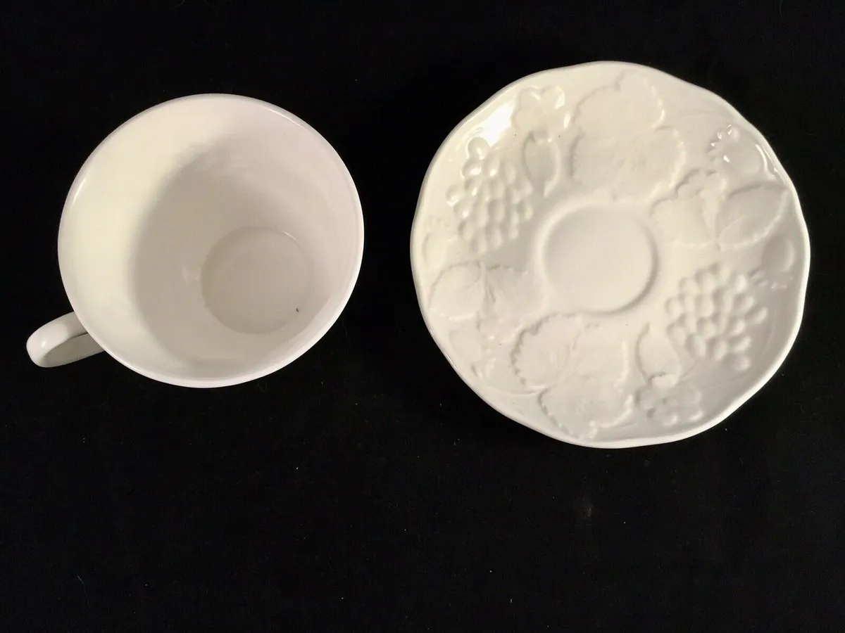 5 New Wedgewood Strawberry & Vine Cups & Saucers - Image 3