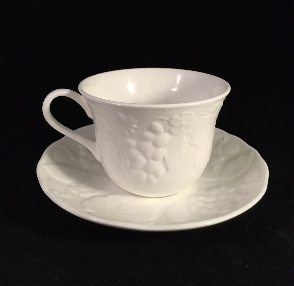 5 New Wedgewood Strawberry & Vine Cups & Saucers - Image 1