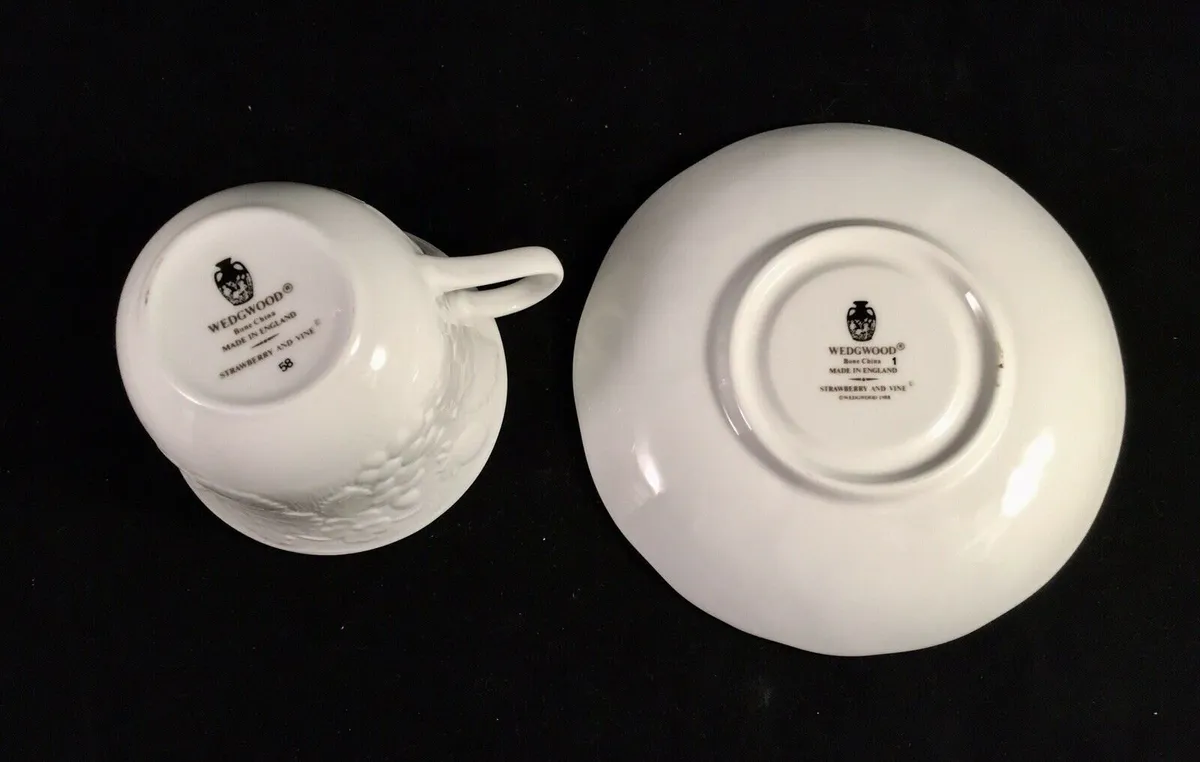 5 New Wedgewood Strawberry & Vine Cups & Saucers - Image 2