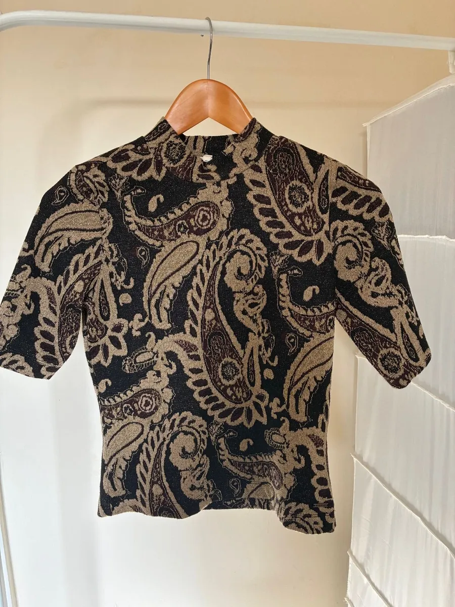 Black and gold top - Image 1