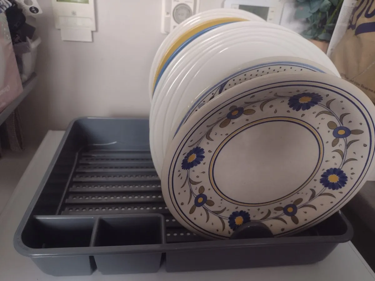 Box of large dinner plates & dish rack - Image 4