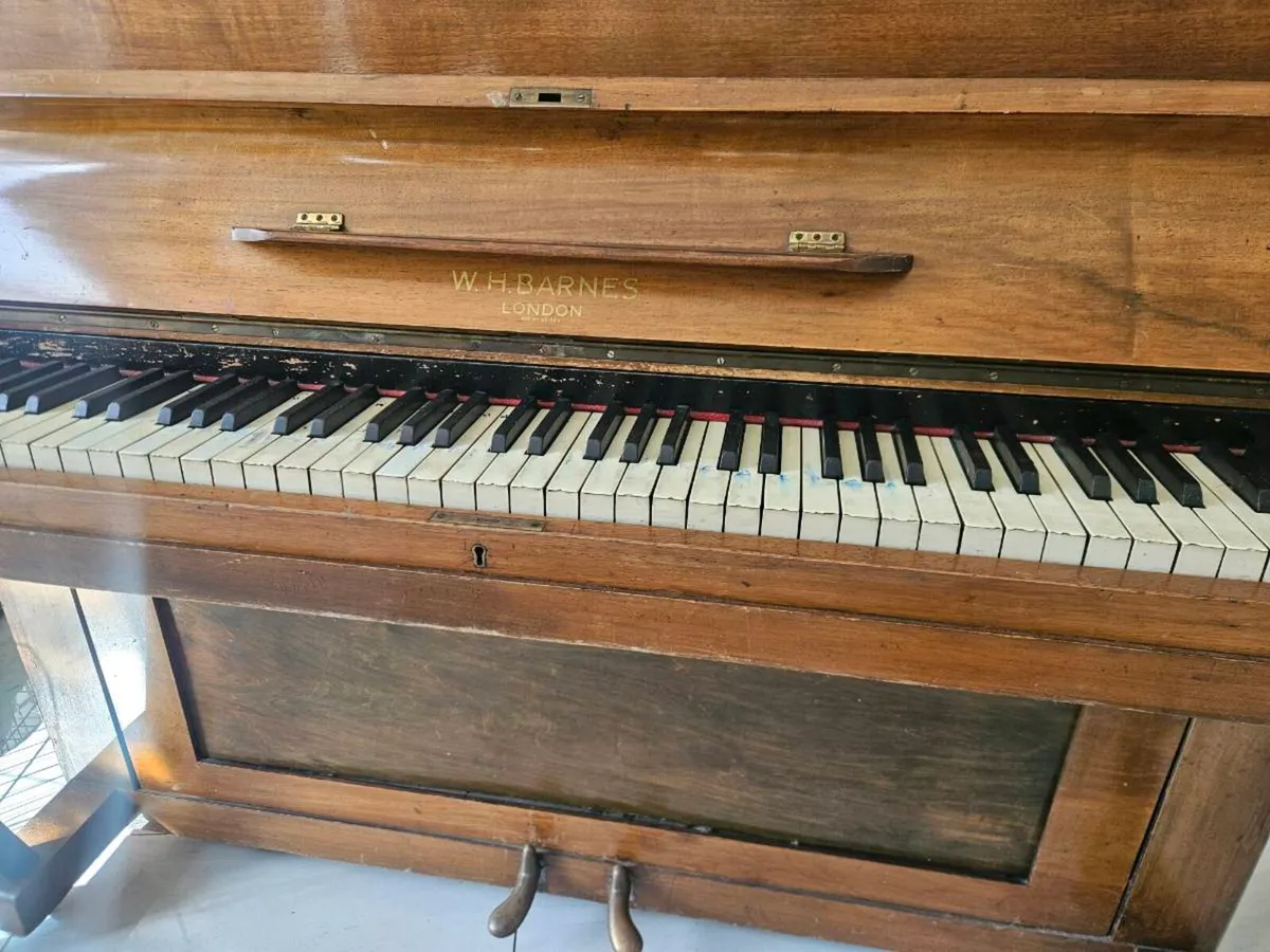 Free upright piano - Image 1