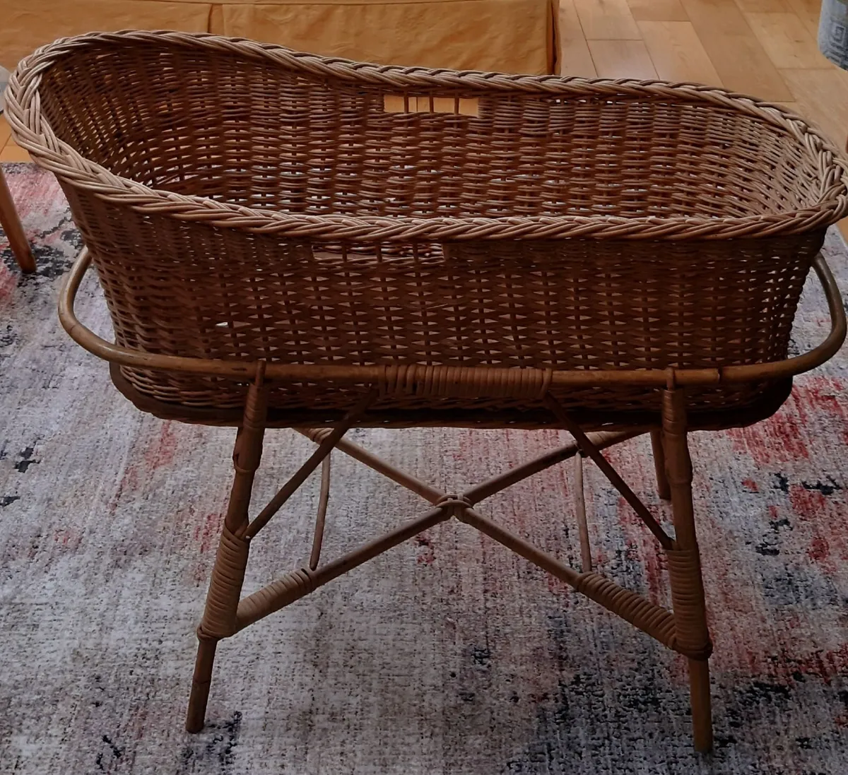 Wicker babies cradle and stand - Image 3