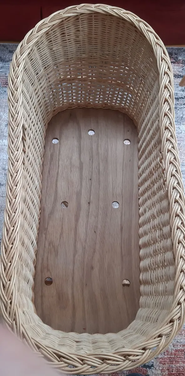 Wicker babies cradle and stand - Image 4