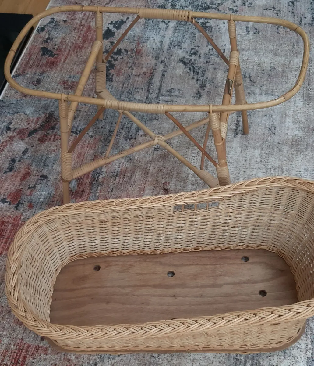 Wicker babies cradle and stand - Image 1