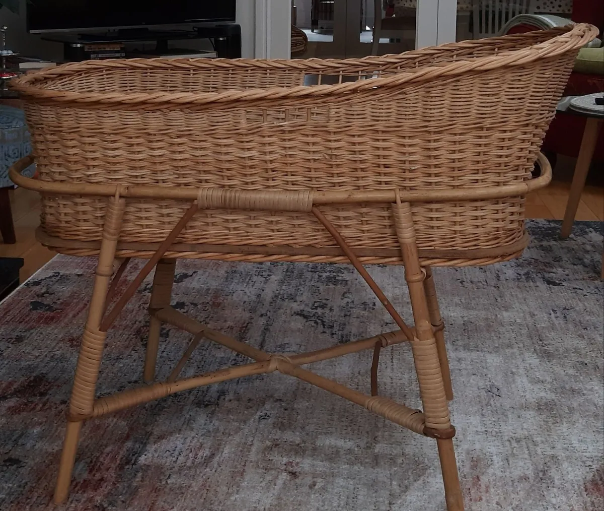 Wicker babies cradle and stand - Image 2