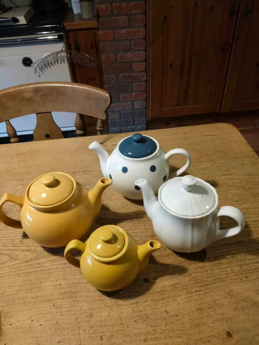 4 Ceramic teapots 3 large, 1 small. All 3 perfect. - Image 2