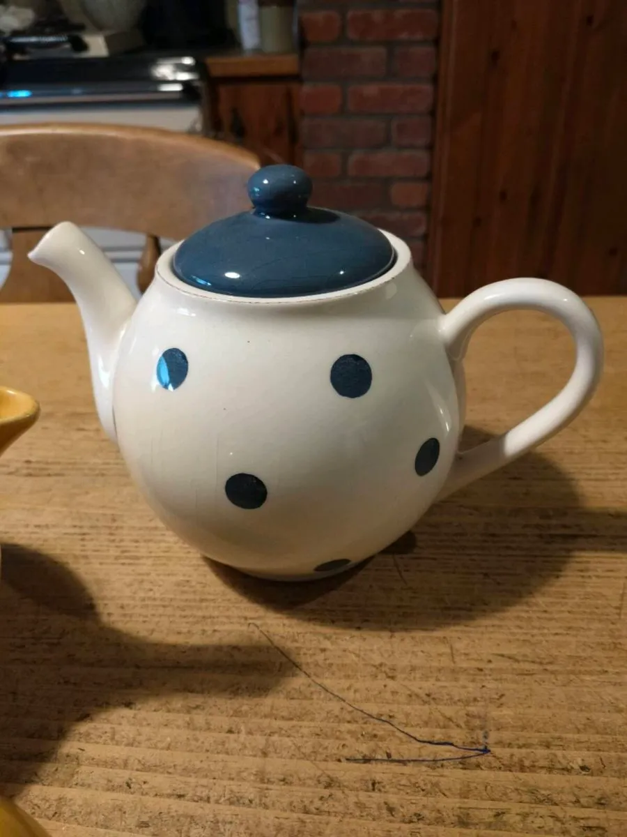4 Ceramic teapots 3 large, 1 small. All 3 perfect. - Image 3