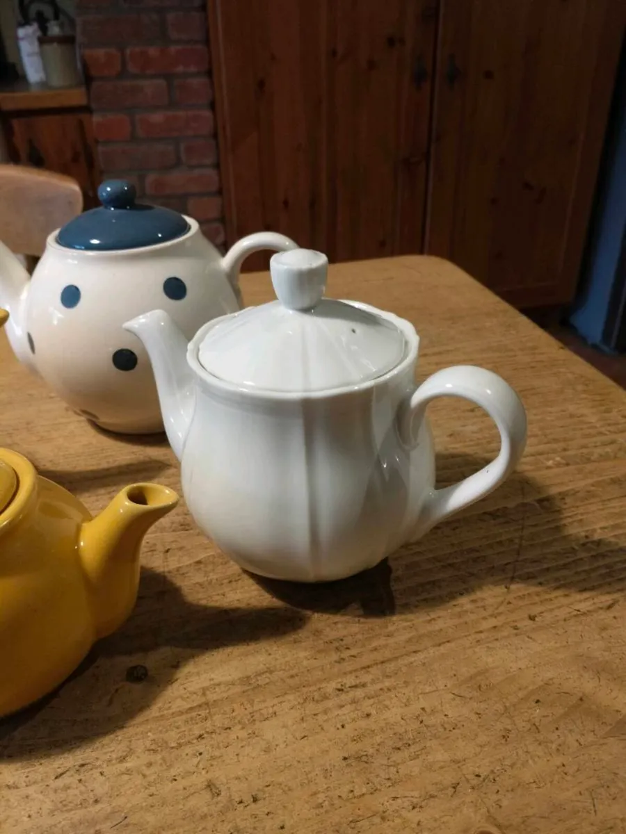 4 Ceramic teapots 3 large, 1 small. All 3 perfect. - Image 4