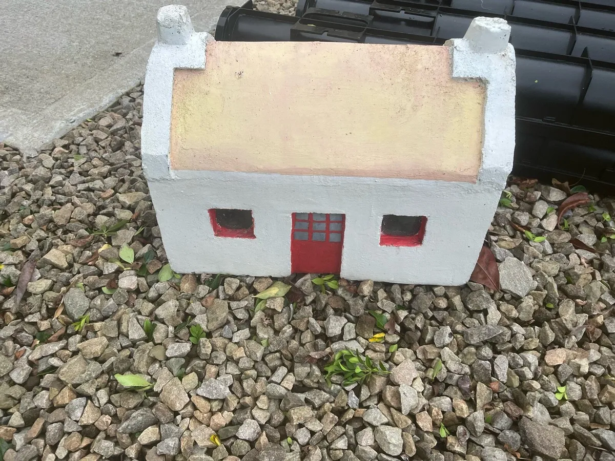 Miniature concrete Irish cottage - Image 1