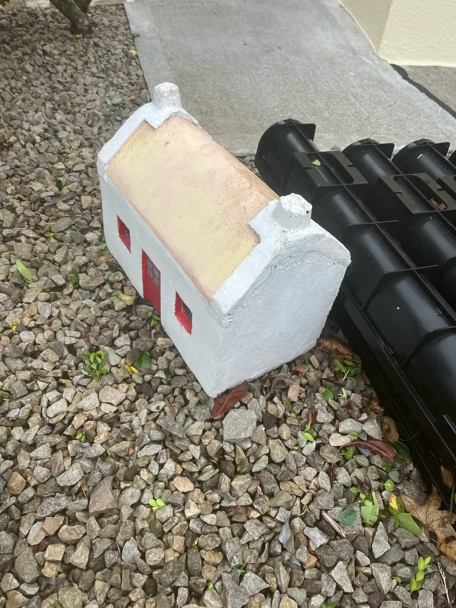 Miniature concrete Irish cottage - Image 2