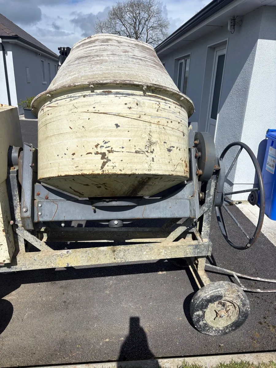 Cement mixer - Image 1