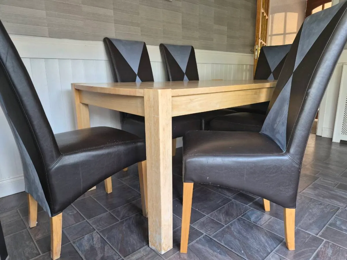 Table and 6 chairs - Image 1