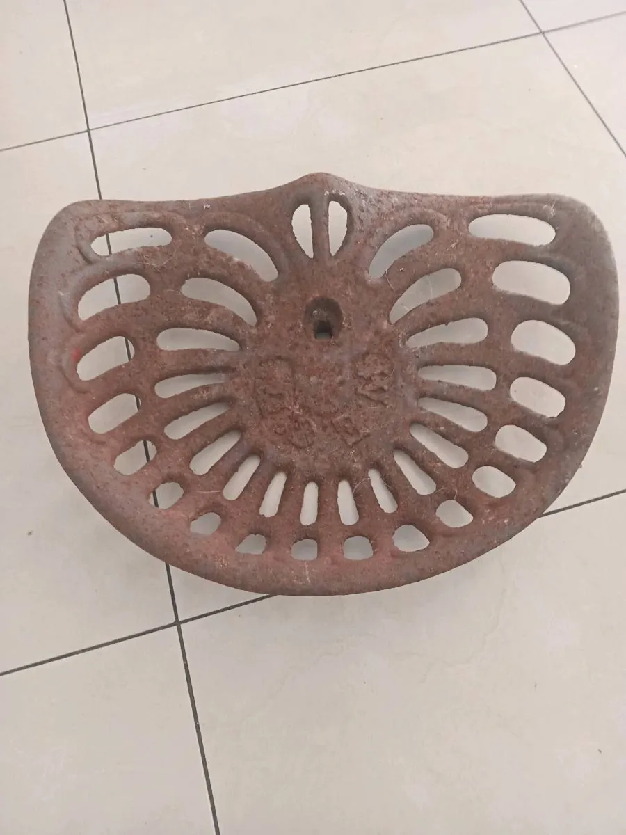 Vintage machine seat - Image 1